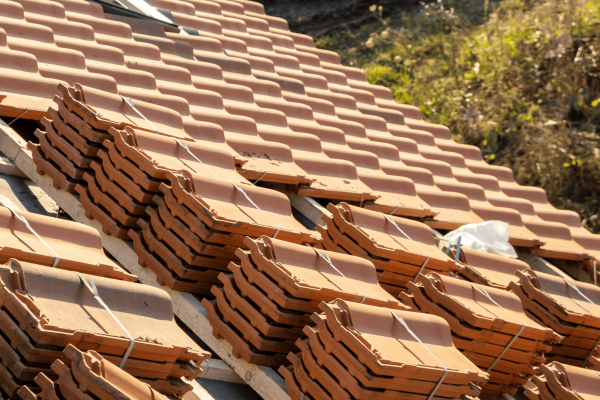 Tuiles empilées sur un chantier de rénovation de toiture réalisé par Activ & Co en Deux-Sèvres, prêtes pour une pose de qualité et durable.